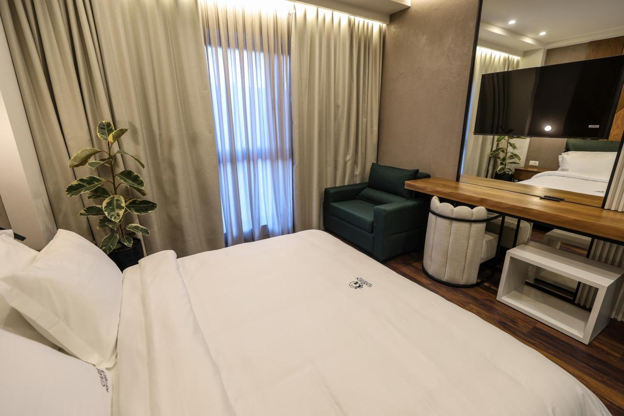 Garden Boutique Hotel Tirana Exteriör bild