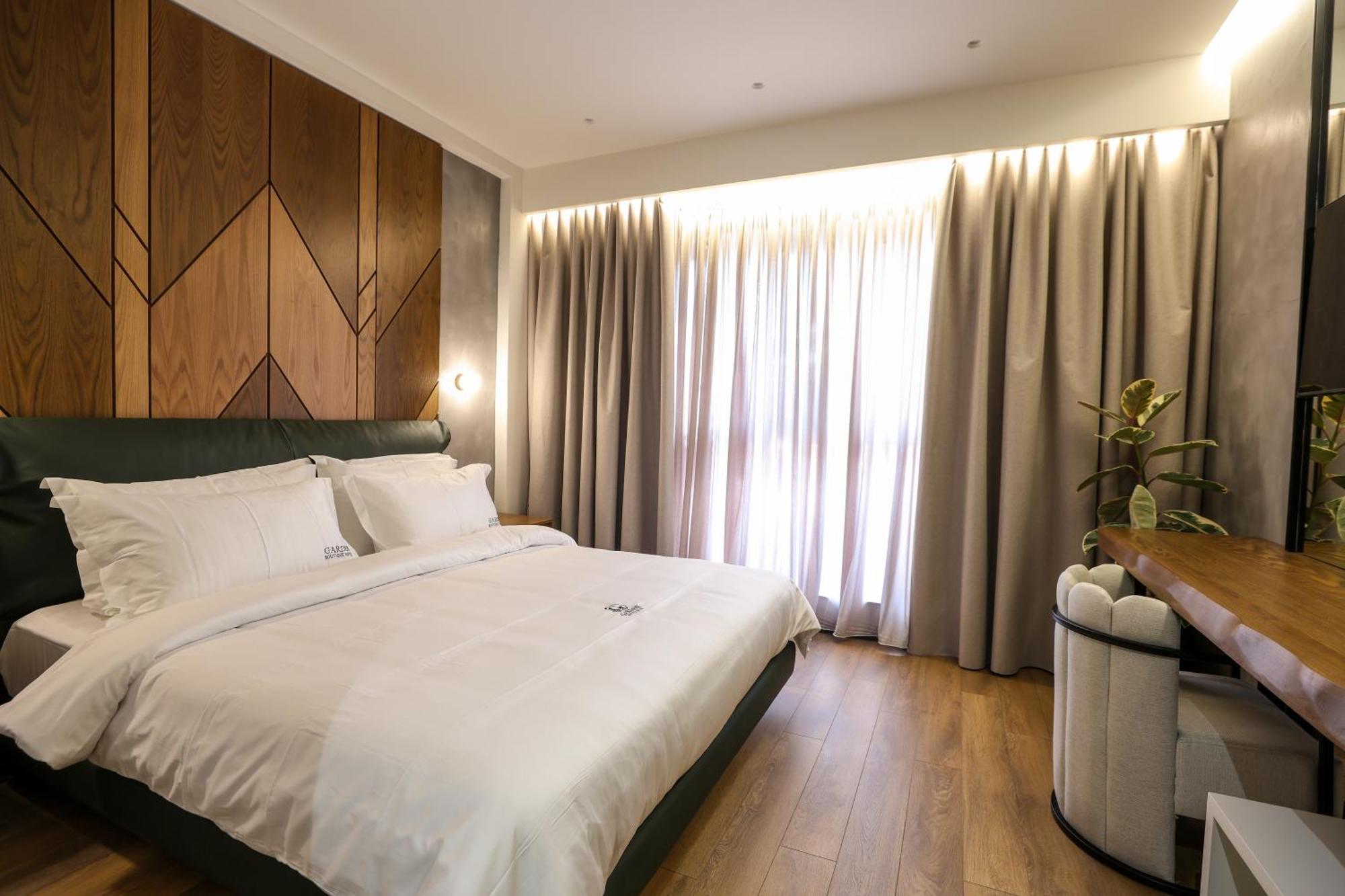 Garden Boutique Hotel Tirana Exteriör bild